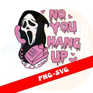 Könnte beinhalten: Schwarz-weiße Grafik von Ghostface, der Figur aus Scream, mit einem rosa Telefon. Der Text "NO YOU HANG UP" ist in rosa, tropfenden Buchstaben gehalten. Kleine rosa Herzen sind über das Design verstreut, mit einem roten Banner unten.