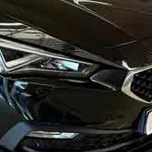 Peut inclure: Gros plan sur l'avant d'une voiture noire, mettant en valeur le phare, la calandre et le pare-chocs. La voiture a une surface brillante et réfléchissante. La calandre présente un logo et une zone de plaque d'immatriculation blanche. La roue est visible à gauche.