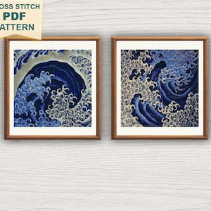 Può includere: Due stampe incorniciate di un'onda oceanica stilizzata nei toni del blu e del bianco. L'opera d'arte ricorda l'arte giapponese. Le cornici sono di colore marrone caldo. Un'etichetta gialla in alto a sinistra dice "CROSS STITCH PDF PATTERN".