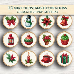 Puede incluir: Un conjunto de 12 mini patrones PDF de punto de cruz de decoraciones navideñas. Cada diseño se presenta en un pequeño aro de bordado de madera. Los patrones presentan un muñeco de nieve, acebo, una campana, una magdalena, una linterna, un adorno navideño, una flor de pascua, una vela, una taza de café y un regalo.