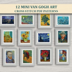 Puede incluir: Una colección de 12 mini patrones PDF de punto de cruz de arte de Van Gogh. Cada obra de arte enmarcada presenta una pintura diferente de Van Gogh, incluyendo girasoles, noche estrellada y autorretratos. Los marcos son blancos y el fondo es de madera clara.