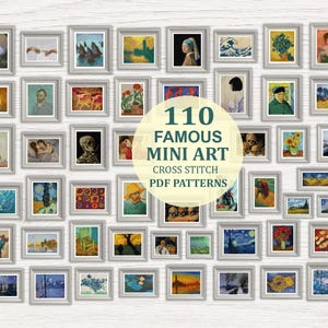 Op de afbeelding: Een verzameling van 110 beroemde mini-kunst kruissteek PDF-patronen. De afbeeldingen worden weergegeven in zilveren frames tegen een witte houten achtergrond. De kunst omvat beroemde schilderijen en portretten.