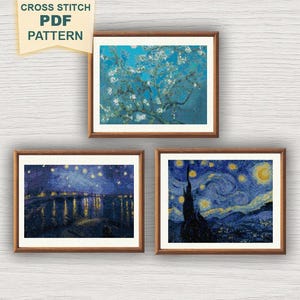 Op de afbeelding: Drie ingelijste kruissteekpatronen met beroemde kunstwerken. Het bovenste frame toont een boom met witte bloesems tegen een blauwe lucht. De andere twee frames tonen nachtscènes met sterren en stadslichten.