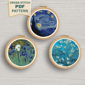 Op de afbeelding: Drie kruissteekpatronen in houten hoepels, met beroemde schilderijen. Eén toont een sterrennacht, een ander irissen en de derde een bloeiende amandelboom. Een banner leest "CROSS STITCH PDF PATTERN".