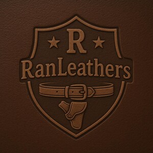 Może przedstawiać: Brązowe sk&oacute;rzane logo w kształcie tarczy z napisem "RanLeathers" oraz wzorem paska i kabury. Logo zawiera r&oacute;wnież literę "R" i dwie gwiazdki. Tło to teksturowana brązowa sk&oacute;ra.