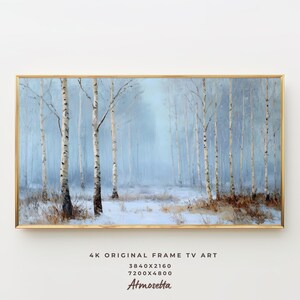 Op de afbeelding: Een ingelijst landschapsschilderij van een besneeuwd bos. Hoge, slanke berken met witte schors en donkere markeringen staan in een mistig, blauw getint bos. Het schilderij zit in een gouden lijst, met de tekst "4K ORIGINAL FRAME TV ART" en "Atmosetta" onderaan.