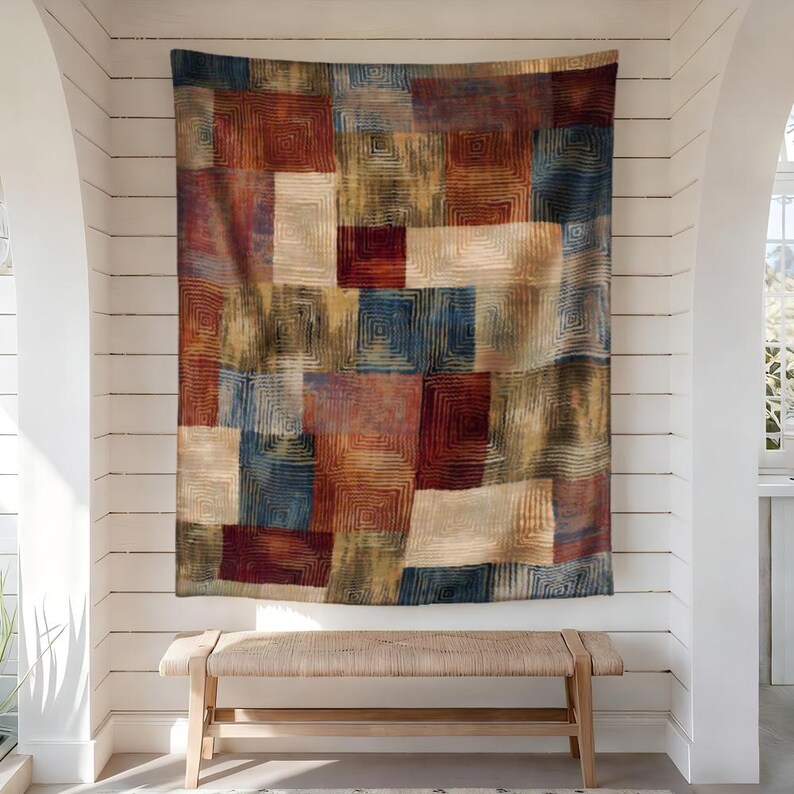 Peut inclure: Une tapisserie murale rectangulaire pr&eacute;sentant un motif en patchwork de carr&eacute;s et de rectangles dans des tons de rouge profond, bleu marine et or mat. Chaque bloc contient une s&eacute;rie de lignes carr&eacute;es concentriques, cr&eacute;ant un motif g&eacute;om&eacute;trique.