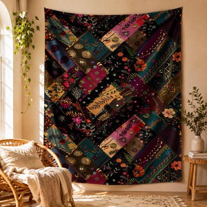 Könnte beinhalten: Ein rechteckiger Wandteppich mit einem dunklen, mehrfarbigen Patchwork-Design. Der Stoff zeigt diagonale Abschnitte, die mit komplizierten Blumenmustern, botanischen Illustrationen und abstrakten Formen in Schwarz, Magenta, Blaugrün und Gold gefüllt sind.