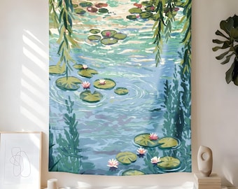 Puede incluir: Un tapiz de pared rectangular que presenta una pintura de estilo impresionista de un estanque con nenúfares verdes y flores rosas. La escena incluye ramas de sauce colgantes y agua azul con ondas en la superficie.