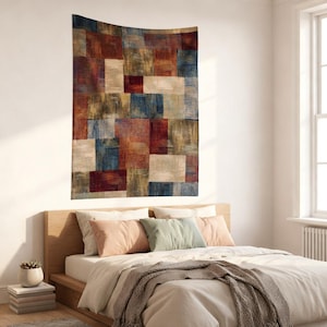 Peut inclure: Une tapisserie murale rectangulaire pr&eacute;sentant une grille de carr&eacute;s superpos&eacute;s dans des tons de rouge profond, bleu marine, or sourd et cr&egrave;me. Chaque carr&eacute; contient une s&eacute;rie de lignes concentriques grav&eacute;es cr&eacute;ant un motif g&eacute;om&eacute;trique textur&eacute;.