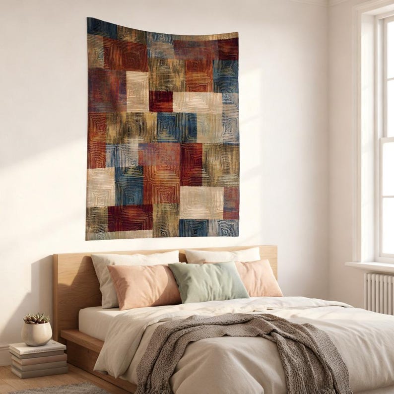 Peut inclure: Une tapisserie murale rectangulaire pr&eacute;sentant une grille de carr&eacute;s superpos&eacute;s dans des tons de rouge profond, bleu marine, or sourd et cr&egrave;me. Chaque carr&eacute; contient une s&eacute;rie de lignes concentriques grav&eacute;es cr&eacute;ant un motif g&eacute;om&eacute;trique textur&eacute;.