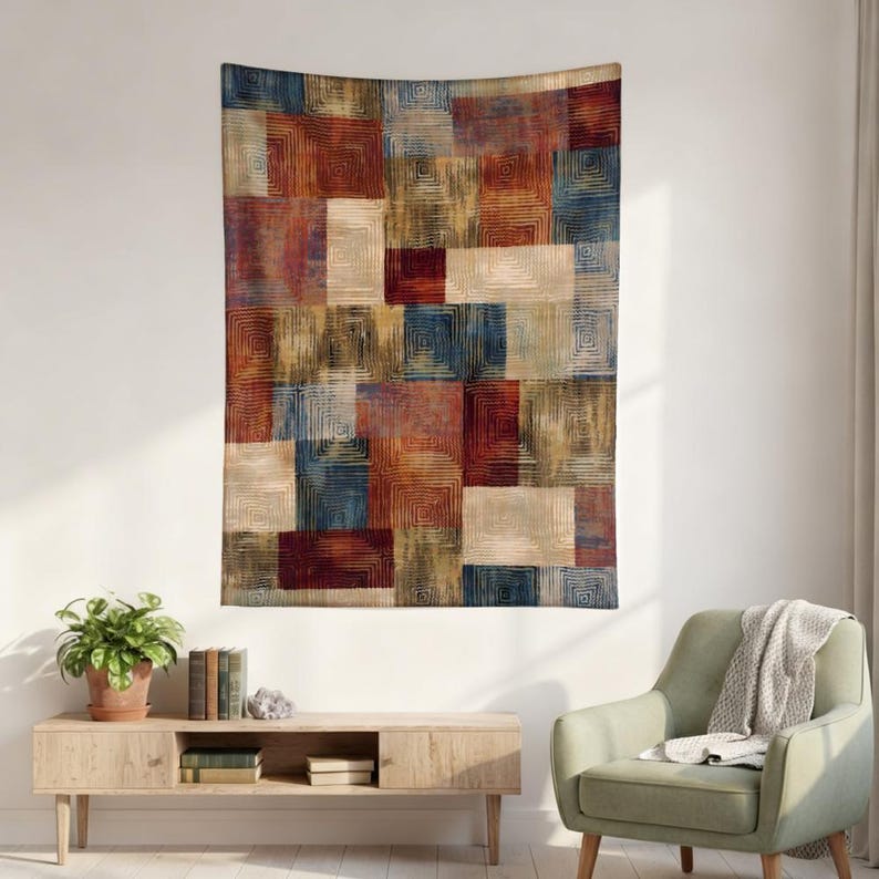Peut inclure: Une tapisserie murale rectangulaire pr&eacute;sentant une grille de carr&eacute;s multicolores dans des tons de rouge profond, bleu marine, cr&egrave;me et vert olive. Chaque carr&eacute; contient un motif r&eacute;p&eacute;titif de lignes carr&eacute;es concentriques textur&eacute;es.