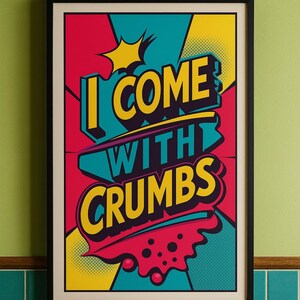 Puede incluir: Un estampado enmarcado de arte pop con las palabras "I COME WITH CRUMBS" en amarillo, turquesa y morado. El estampado está en un marco negro, con un fondo rojo y amarillo. Una tetera naranja y una panera turquesa están en primer plano.