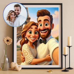 Puede incluir: Un retrato de dibujos animados enmarcado de una pareja abrazándose, con la Torre Eiffel al fondo. El retrato está en un marco negro, con una foto más pequeña de la pareja en la esquina superior izquierda. La imagen está sobre una superficie de madera.