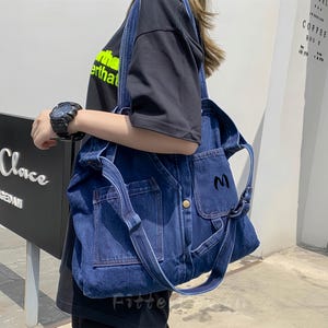 Anpassad broderad denimtote, retro canvas-shopper i collegestil, handhållen axelremsväska för daglig pendling, mörkblå ljusblå
