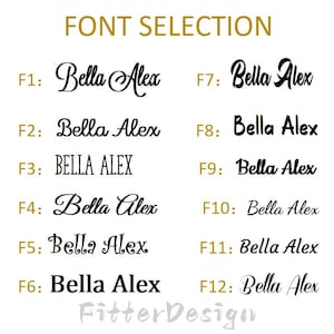 Puede incluir: Un gr&aacute;fico que muestra opciones de fuentes para el dise&ntilde;o de texto. Las palabras "FONT SELECTION" est&aacute;n en oro en la parte superior. Se muestran doce estilos de fuente diferentes, cada uno con "Bella Alex". El logotipo de FitterDesign est&aacute; en la parte inferior.