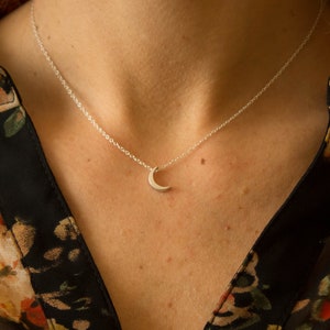 Zarte dünne Mond Halskette, zarte kleine Anhänger Halskette, Layering Halskette, Minimalist Schmuck Geschenk für sie, Mond Anhänger Choker