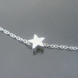 Dubbelzijdig kleine ster ketting, kleine charme ketting, sierlijke gelaagdheid ketting, zilveren of gouden ster ketting, ketting met meerdere sterren