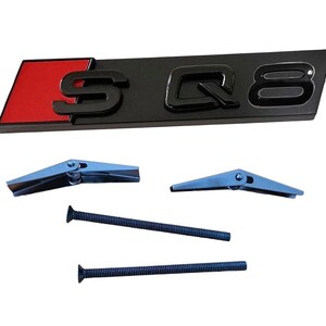 Peut inclure: Emblème S Q8 noir et rouge avec matériel de montage. L'emblème a une finition noire avec un accent rouge. Comprend deux vis et deux chevilles papillon en métal.