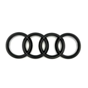 Peut inclure: Emblème Audi noir avec quatre anneaux entrelacés. Les anneaux sont de couleur noire unie et sont disposés horizontalement sur un fond blanc. L'emblème est un symbole de la marque automobile Audi.