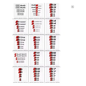 Könnte beinhalten: Eine Sammlung weißer rechteckiger Aufkleber mit verschiedenen Audi-Logos und Modellbezeichnungen in Schwarz und Rot. Die Aufkleber enthalten "Audi", "allroad", "S line", "RS", "R8" und Zahlen wie "53", "54", "55", "56", "57" und "58".