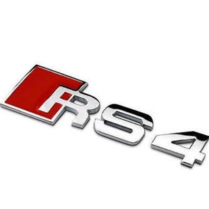 Peut inclure: Un emblème RS4 chromé et rouge. L'emblème présente les lettres "RS4" dans une police stylisée. Le "R" et le "S" sont chromés, tandis que le "4" est également chromé. Le "RS" est sur un fond rouge.