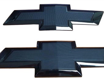 Juego de emblemas de corbatín negros de 27 cm para la parte delantera y 29 cm para la parte trasera de la Silverado 1500 de 2016, 2017 y 2018. Emblema de parrilla y portón trasero estilo OEM 23236301.