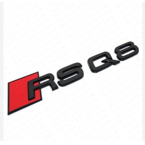Peut inclure: Emblème noir "RS Q8" avec un logo carré rouge et noir. L'emblème est un accessoire de voiture, probablement pour l'extérieur d'un véhicule. Les lettres sont en gras, en police sans-serif.