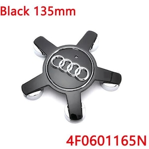 Peut inclure: Cache-moyeu de roue de voiture noir avec un logo Audi argenté et cinq branches noires. Le capuchon mesure 13,5 cm de diamètre et porte la référence 4F0601165N.