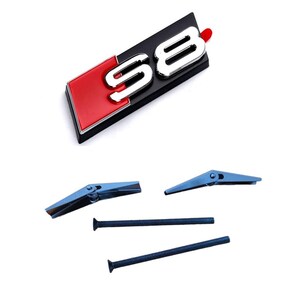 Peut inclure: Un emblème de voiture avec les lettres "S8" en argent, sur un fond noir et rouge. Comprend des ancrages papillon et des vis en métal bleu pour l'installation. L'emblème a une finition brillante.