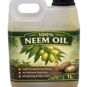 Puede incluir: Un recipiente de plástico transparente de aceite de neem 100%. La etiqueta presenta hojas verdes, frutos verdes y semillas marrones. El texto de la etiqueta dice "Prensado en frío y sin refinar", "Pesticida natural" y "Jardinería y cuidado de la piel". Contiene 1 litro de aceite.