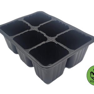 Puede incluir: Una bandeja negra de plástico para semilleros con seis celdas individuales. La bandeja es rectangular con esquinas redondeadas y un exterior acanalado. Un logotipo circular verde con las palabras "Wise Farmer" está en la esquina inferior derecha.