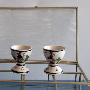 Paar Eierbecher HB Quimper mit bretonischem Charakterdekor, antikes Vintage-Breton-Steingut