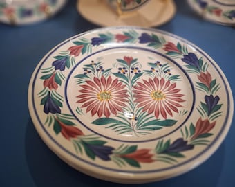 7 platos HB Quimper, decoración floral, Ø23,5 cm, loza vidriada policromada.