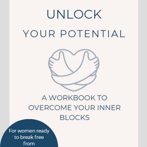 Può includere: Una copertina di quaderno con il testo "UNLOCK YOUR POTENTIAL" e "A WORKBOOK TO OVERCOME YOUR INNER BLOCKS". Un cerchio blu indica "Per le donne pronte a liberarsi dalla procrastinazione, dall'autodubbio e dalla resistenza interiore". Una grafica a farfalla è in alto.