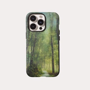 Op de afbeelding: Een telefoonhoesje met een boslandschap met hoge groene bomen en een pad. Het kunstwerk heeft een schilderstijl, met zachte groenen en blauwen die een gevoel van diepte en rust creëren. De hoes is ontworpen voor een smartphone.