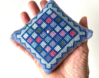 ガラスのヘッドピンが付いたヴィンテージアンティークピューター製豚の