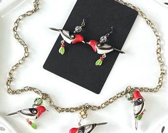 Conjunto de brincos e colar em prata dourada com desenho de pássaro - Peça única de 2013, Hallmark Beleza dos Pássaros Pica-pau-de-cabeça-vermelha