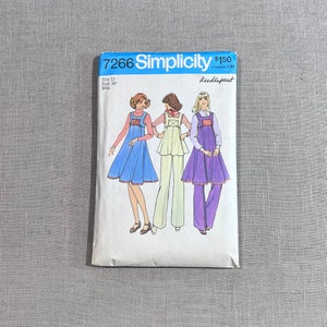 Puede incluir: Patrón de costura Simplicity número 7266 para un vestido y pantalones. El patrón es para una talla 12, busto 86 cm, y es para señoritas. El patrón muestra a tres mujeres usando los diferentes estilos. El vestido se muestra en azul, los pantalones se muestran en crema, y el vestido y los pantalones se muestran en morado.