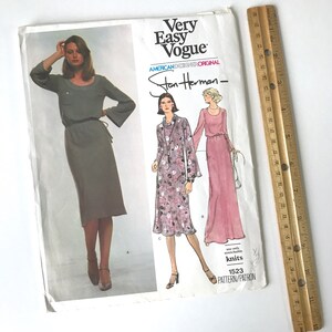 May include: A vintage sewing pattern for a dress, featuring three different styles. The pattern is for knit fabrics and is labeled "Very Easy Vogue" and "Stan Herman". The pattern number is 1523.