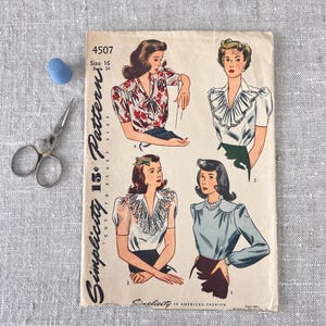 Puede incluir: Patrón de costura vintage Simplicity número 4507, talla 16, contorno de pecho 91 cm. El patrón es para una blusa con cuello de volantes y mangas cortas. El patrón muestra cuatro vistas diferentes de la blusa, cada una con un color y estilo diferente.