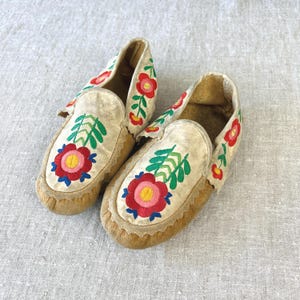 Vintage Moccasins Hand-Embroidered Floral for Women, Size 6 1/2 #7150