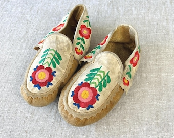 Vintage Moccasins Hand-Embroidered Floral for Women, Size 6.5-7 #7150