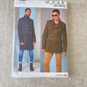 Puede incluir: Patrón de costura Vogue Patterns V1853. El patrón presenta dos diseños de abrigo cruzado. La portada muestra ilustraciones de los abrigos, uno en azul marino y otro en verde oliva. El patrón está diseñado e impreso en los EE. UU.