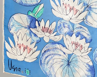 Bufanda de seda Vera Neumann de la década de 1960, nenúfares azules con firma de mariquita, 26" x 25" #5998