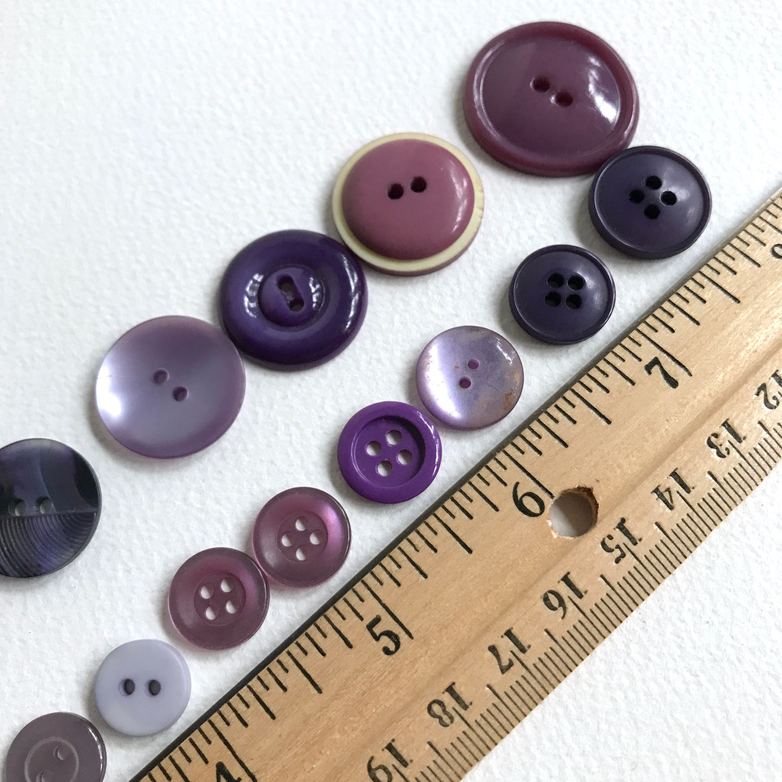 Lot De 23 Boutons Vintage Violets Veinés - Diamètre 1,3 Cm, à 4 Trous, Référence 1144