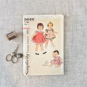 1960 年代のシンプリシティ パターン 3649 幼児用ピナフォアとドレス サイズ 1 転写付き