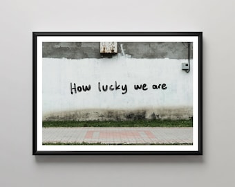 Qué afortunados somos, arte mural moderno, graffiti llamativo, decoración urbana, pared blanca desgastada, lámina de arte callejero, pieza decorativa para el hogar