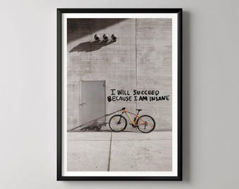 Arte mural único, decoración motivacional, notas manuscritas rasgadas, cita inspiradora, "Tendré éxito porque estoy loco", fondo de bicicleta