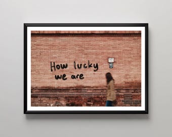 Arte mural moderno, lámina de arte graffiti, fotografía enmarcada "Qué afortunados somos", decoración minimalista, interiorismo contemporáneo, decoración de pared única